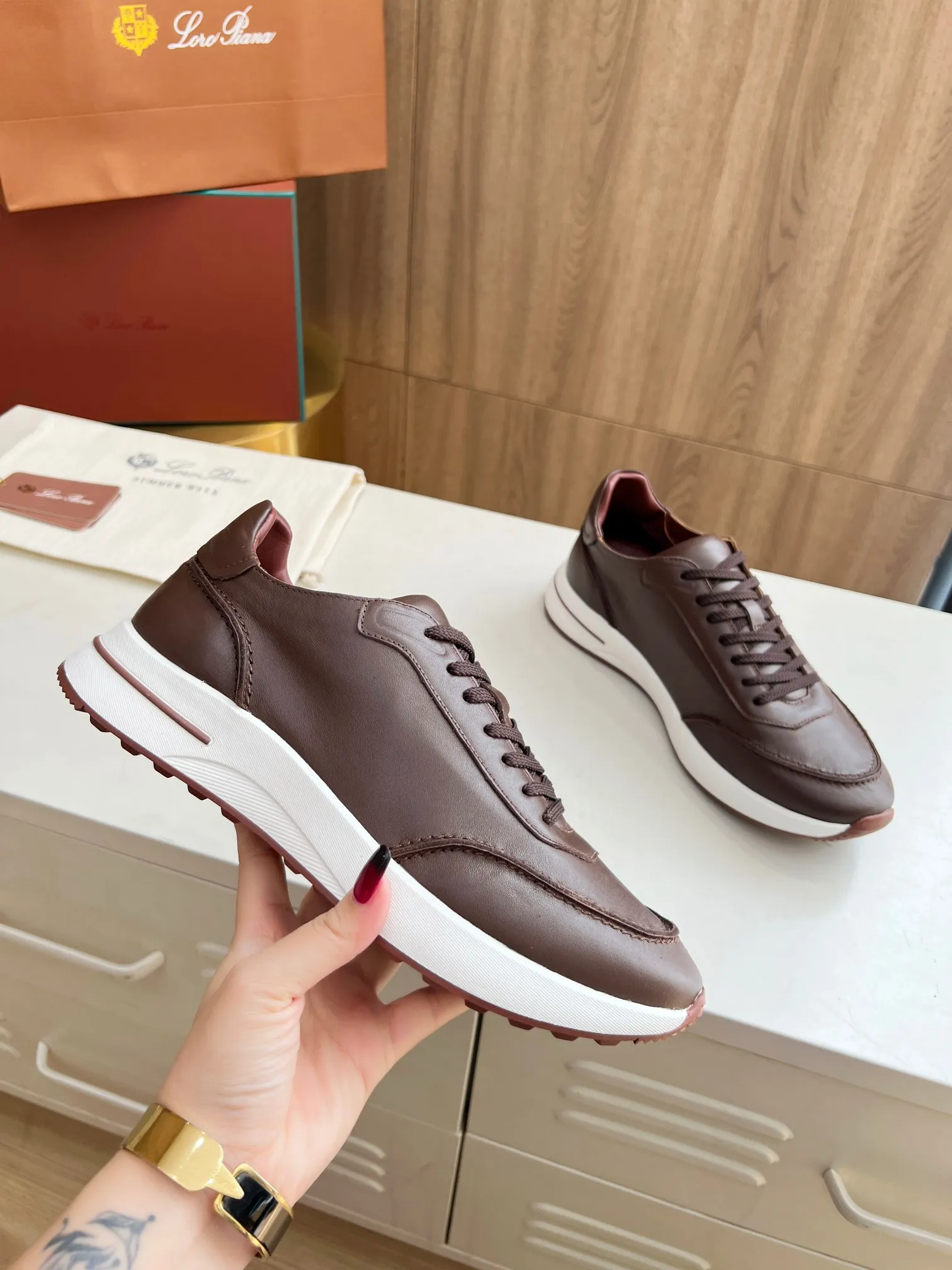 Men's Men's Shoes 💰620 👑Loro Piana* Purchase the original 1:1 copy. Founded the existing Loro Piana company on April 24, 1924. It is now the sixth generation of family business, providing high-quality products to customers who are discerning about taste and quality. Imported calfskin fabrics. The interior is made of imported A-grade water-dyed cow lining. 💝 Focus on top quality, pay for what you pay, and compare the inner details. Original authentic packaging. Code number: 39-45